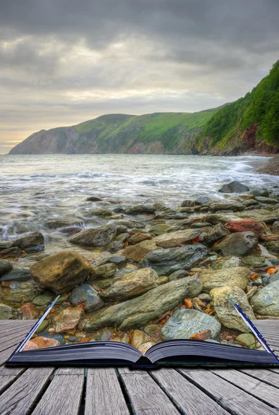 페이지에서 나오는 바다 풍경의 크리에이 티브 컨셉 이미지 — 스톡 사진