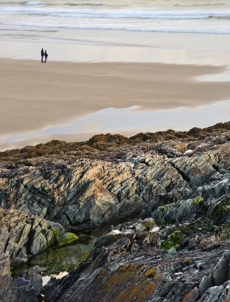 역동적인 피닉스 동안 아름 다운 해변을 따라 걷는 고독한 부부 — 스톡 사진
