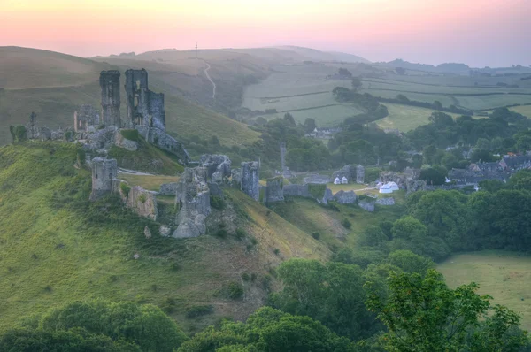 Romantica fantasia magiche rovine del castello contro splendida alba — Foto Stock