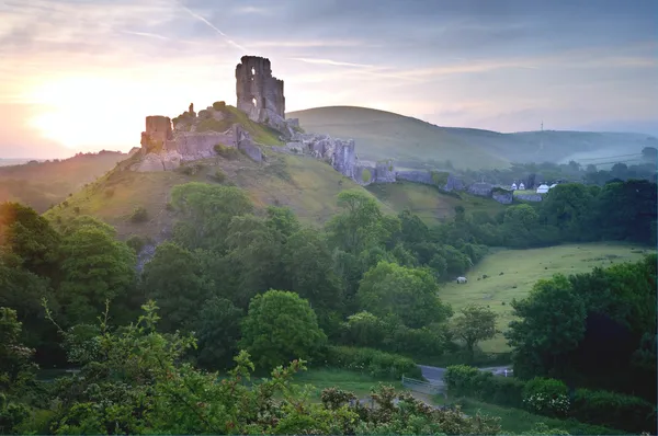 Romantic fantasy magical castle ruins against stunning sunrise — Stock Photo, Image