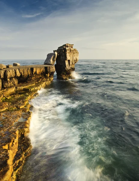 Atemberaubende geologische Felsformationen mit einstürzenden Wellen — Stockfoto