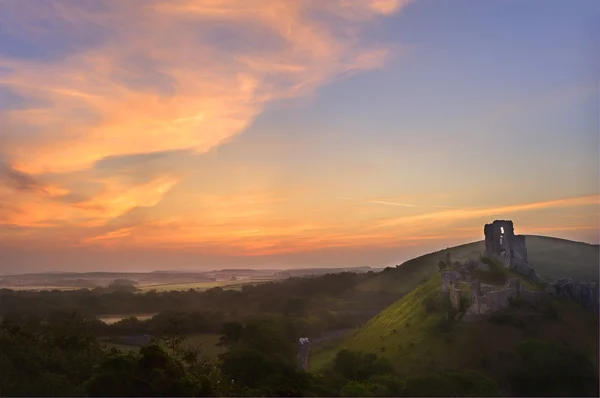 Romantique fantaisie magique château ruines contre superbe vibrant s — Photo
