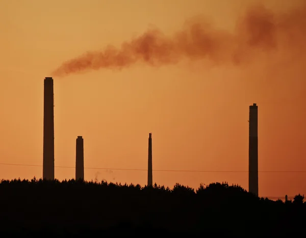 A természeti táj, a levegő szennyező ipari kéményekre — Stock Fotó