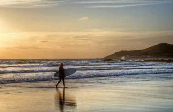 Sörf tahtası siluet karşı muhteşem Günbatımı ile kadın sörfçü — Stok fotoğraf