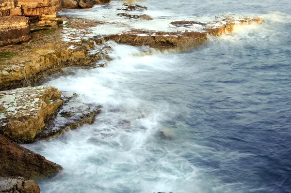 見事な地質崖の岩に砕ける波を — ストック写真