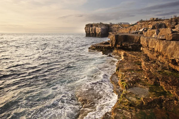 Fantastiska geologiska cliff klippformationer med vågorna kraschar — Stockfoto