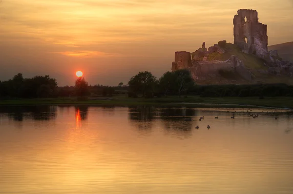 Castillo encantado de cuento de hadas en impresionante puesta de sol sobre el lago — Foto de Stock