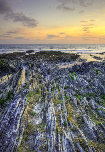 Εκπληκτική ζωντανή πετρωμάτων κατά ωκεανό και όμορφη ήλιους令人惊叹活力岩石形成针对海洋和美丽的太阳 — 图库照片