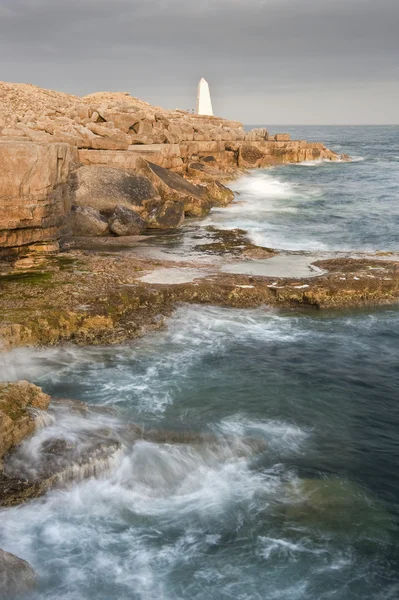 Formasi tebing geologi yang mempesona dengan gelombang yang menerjang — Stok Foto