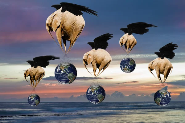 Kreatives Konzeptbild fliegender Elefanten, die den Planeten Erde tragen — Stockfoto