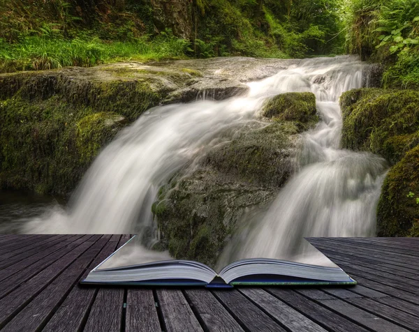 Cachoeira deslumbrante fluindo sobre rochas através de exuberante floresta verde — Fotografia de Stock