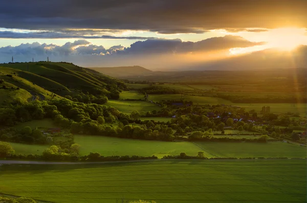 Impressionante pôr do sol verão sobre paisagem de escarpa rural — Fotografia de Stock