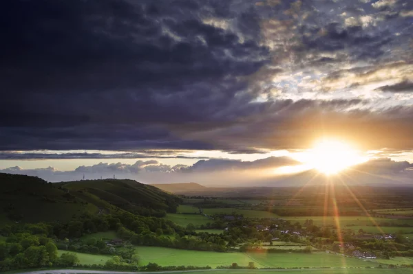 Prachtige zomer zonsondergang over platteland helling landschap — Stockfoto
