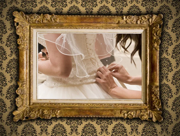 Bruiloft afbeelding in antieke vergulde frame op vintage damast stijl wa — Stockfoto
