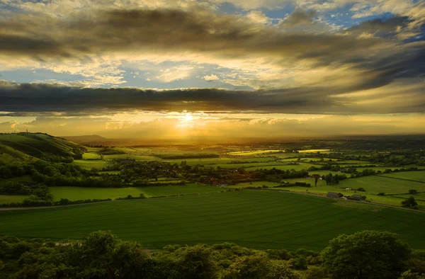 Prachtige zonsondergang over platteland landschap — Stockfoto