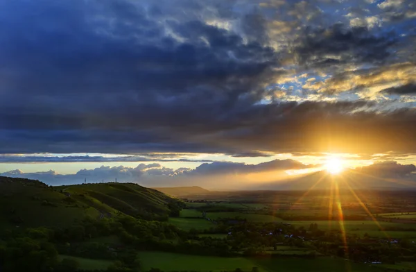 Stunning sunset over countryside landscape — Stock Photo, Image
