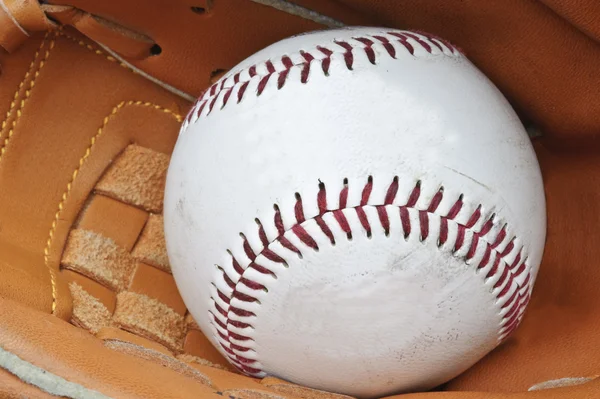 Nahaufnahme von Baseball in Catcher 's Fäustling mit geringer Tiefe von fi — Stockfoto