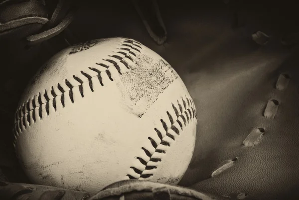 Placa antigua estilo fotografía de béisbol y guante vintage ret —  Fotos de Stock