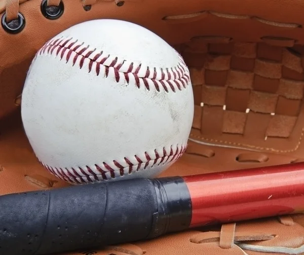 Close up van honkbal in catcher's mittt met vleermuis en ondiepe dep — Stockfoto