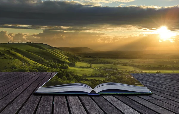 Волшебная книга с содержимым на фоне пейзажа — стоковое фото