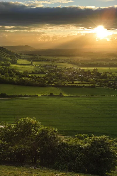 Splendido paesaggio di campagna con lato luce solare delle colline a — Foto Stock