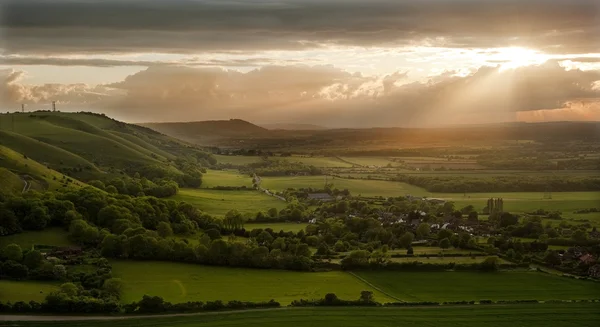 Ohromující krajina krajina s slunce osvětlení straně kopců — Stock fotografie