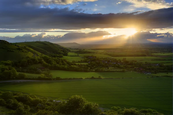 太陽照明の側面の丘の田舎風景を見事な — ストック写真