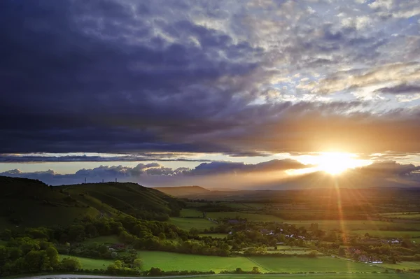Lenyűgöző vidéki táj nap világítás oldalán dombok a — Stock Fotó