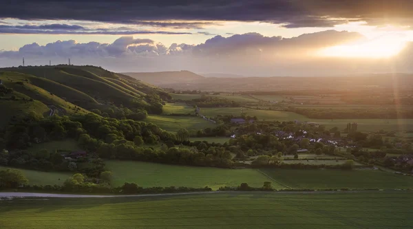 Impresionante paisaje rural con la iluminación del sol lado de las colinas a — Foto de Stock