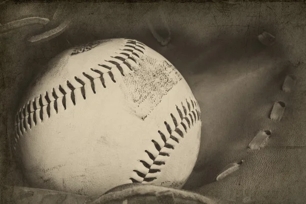 Retro vintage grungle stlye image of baseball and glove with age — Zdjęcie stockowe