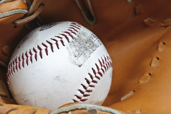 Nahaufnahme von Baseball in Fanghandschuhen mit geringer Tiefe von fi — Stockfoto