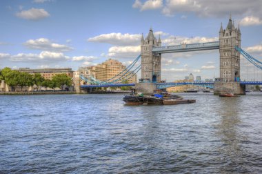 Londra'nın Tower Bridge güneş ışığında aydınlık bir yaz gününde kalmış.