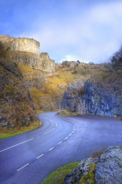 çarpıcı renkli dağlık manzara canyo yol virajlı