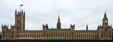 thames Nehri boyunca Londra westminster Parlamentosu evlerin tam görünüm