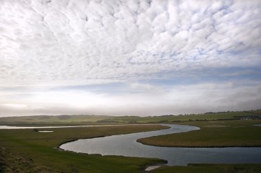 prachtige landschap van de rivier draaien door platteland