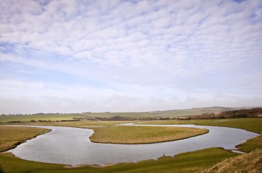 prachtige landschap van de rivier draaien door platteland