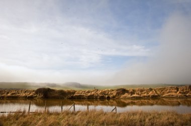 prachtige landschap van de rivier draaien door platteland