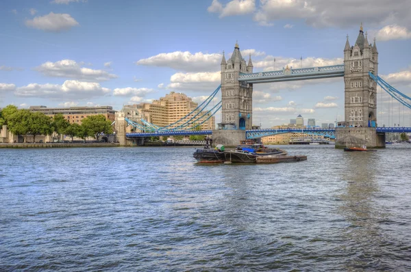 Лондонский Тауэрский мост купается в солнечном свете в яркий летний день — стоковое фото