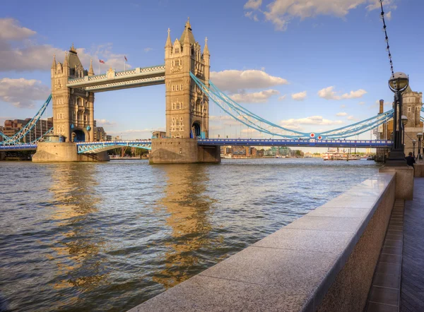 London Tower Bridge badar i solljus på en ljus sommardag — Stockfoto