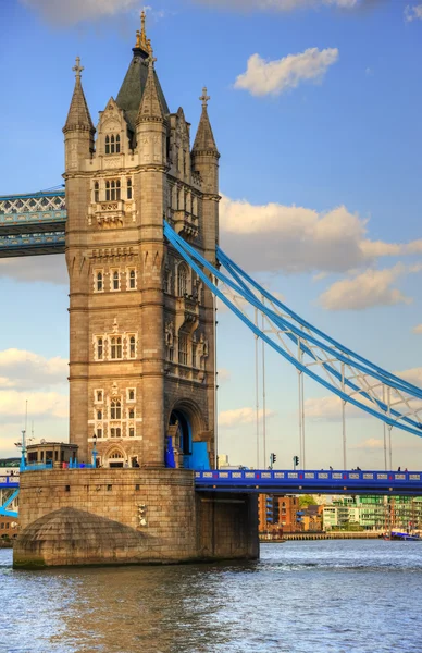 A londoni Tower Bridge fürdött a napfényben a fényes nyári napon — Stock Fotó