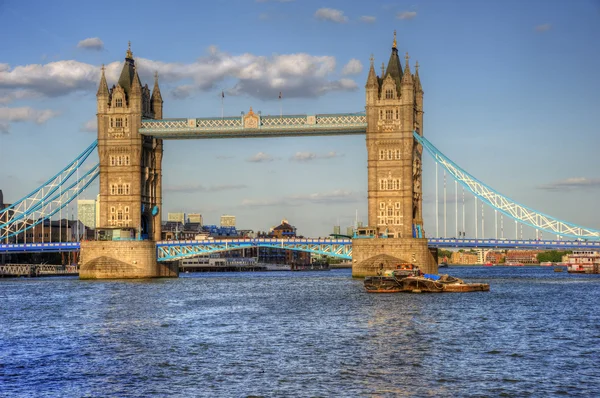 London Tower Bridge badar i solljus på en ljus sommardag — Stockfoto