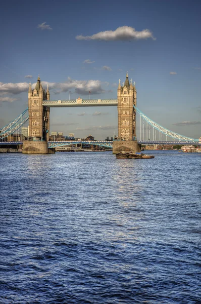 London's Tower Bridge bathed in sunlight on a bright Summer's day — Stock Photo, Image