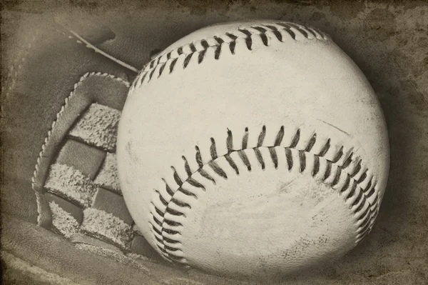 Retro vintage grungle stlye image of baseball and glove with age — Zdjęcie stockowe