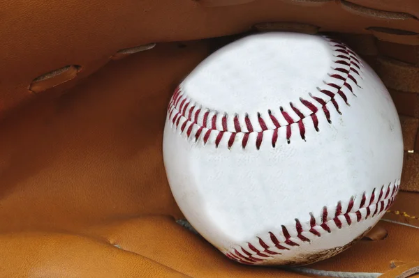 Primer plano de béisbol en el guante del receptor con poca profundidad de fi —  Fotos de Stock