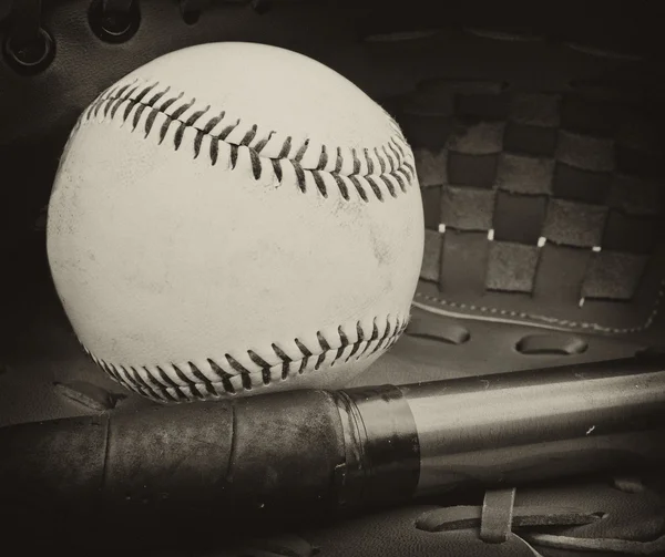 Placa antigua estilo fotografía de béisbol y guante vintage ret —  Fotos de Stock