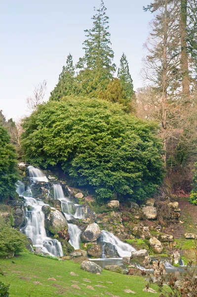 Krásné upravené okrasné zahrady na jaře s jezerem a — Stock fotografie
