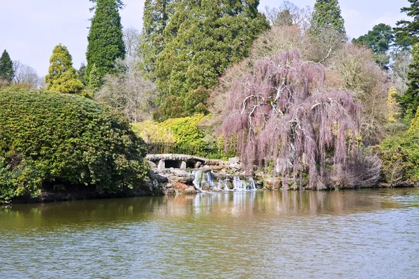 湖と春に美しい美しい装飾的な庭園と — ストック写真