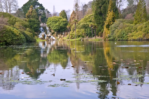 Hermosos jardines ornamentales en primavera con lago y — Foto de Stock