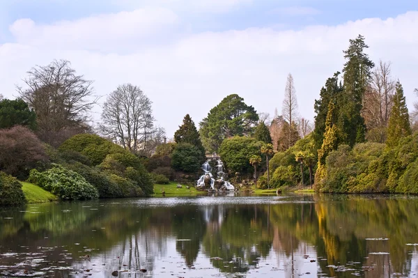 Belos jardins ornamentais paisagísticos na primavera com lago e — Fotografia de Stock
