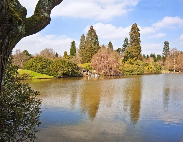 湖と春に美しい美しい装飾的な庭園と — ストック写真